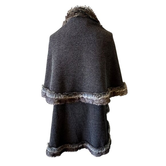 QED London Romantic Gray Faux Fur Trimmed Knit Cape Size M/L - Picture 6 of 7